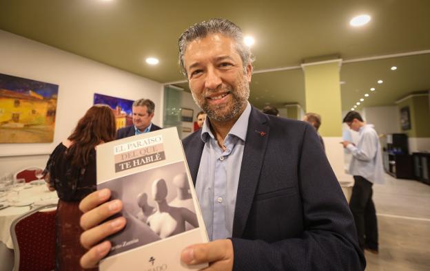 Alberto Zurrón, con su novela. 