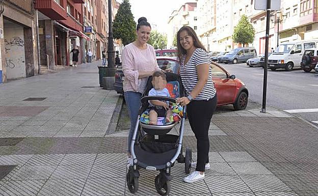 Aura Chávez (derecha), con su mujer, Cristina García, y su hijo.