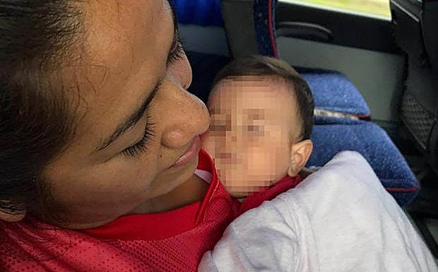 Aura, con su hijo, en el autobús, minutos antes del incidente.