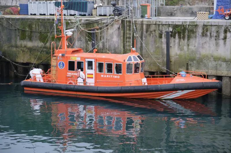 Fotos: El cuerpo de un hombre aparece flotando en una playa de Llanes