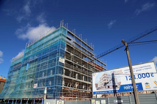 Un edificio en construcción en la avenida de Viella de Lugones. 