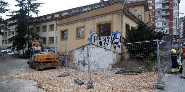 Las obras para el derribo del Sanatorio Blanco, donde se construirán viviendas, ya han comenzado. 