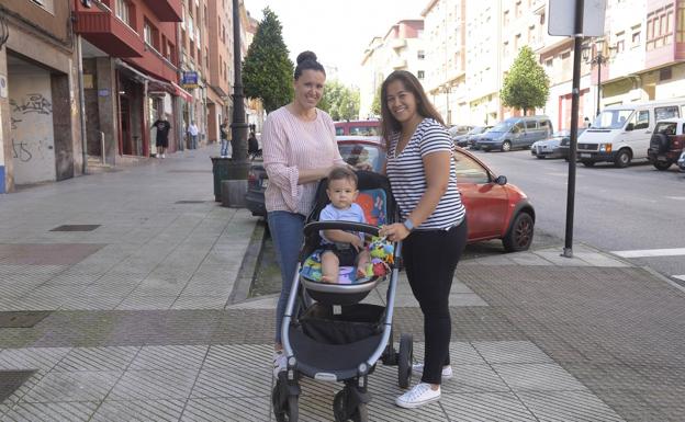 Aura, a la derecha, con su mujer Cristina y su hijo Julio, ayer, en Oviedo.