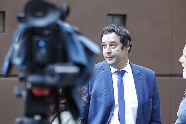 El abogado de oficio de Grueso, René Alperi, ayer ante la Audiencia. 