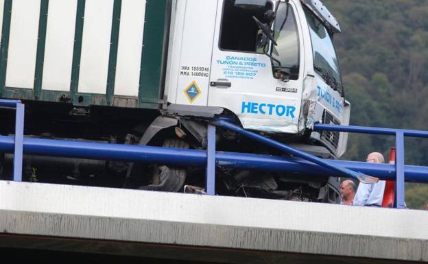 El autobús accidentado en el corredor del Nalón. 