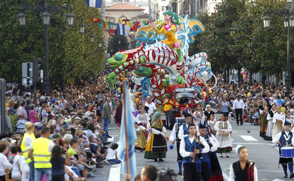 Una de las veinte carrozas que desfilan esta tarde por el centro de la ciudad. 