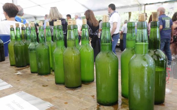 Botellas de sidra natural asturiana. 