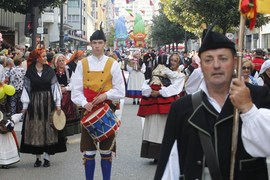 Unas 60.000 personas han disfrutado del Día de América en Asturias, una de las citas principales de las fiestas de San Mateo en Oviedo. El gran desfile ha inundado el centro de la capital de color, música y diversión.