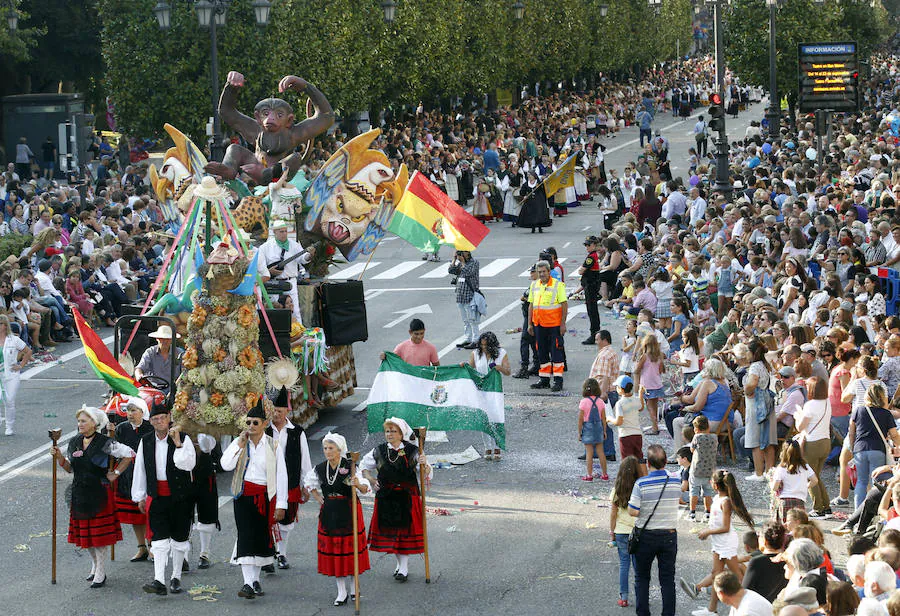 Unas 60.000 personas han disfrutado del Día de América en Asturias, una de las citas principales de las fiestas de San Mateo en Oviedo. El gran desfile ha inundado el centro de la capital de color, música y diversión.