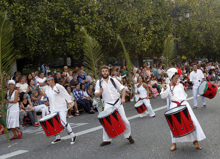 Unas 60.000 personas han disfrutado del Día de América en Asturias, una de las citas principales de las fiestas de San Mateo en Oviedo. El gran desfile ha inundado el centro de la capital de color, música y diversión.