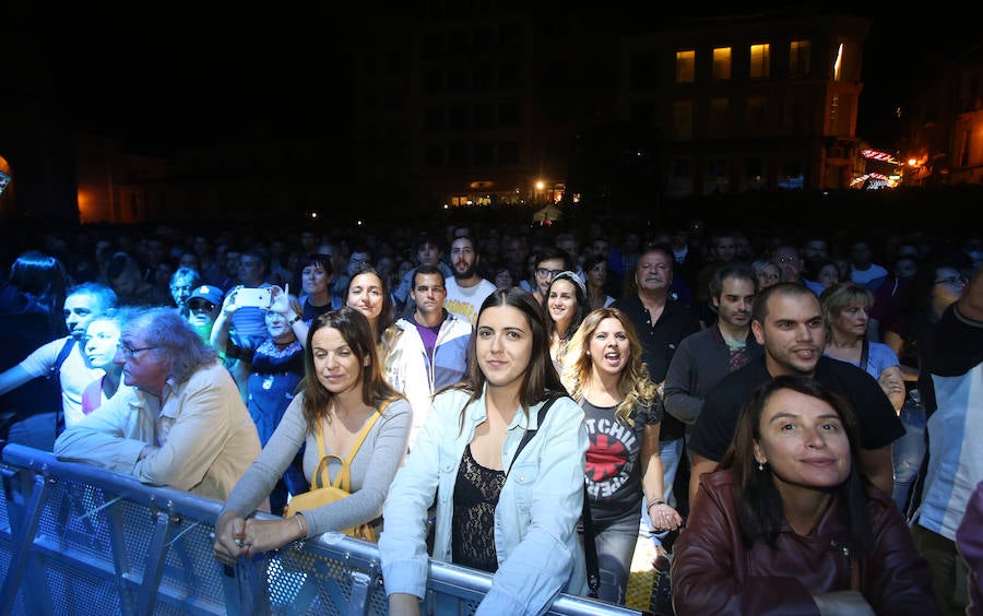 El grupo vallisoletano estrenó álbum sobre el escenario de la Catedral mientras que la banda galesa celebró su 40 aniversario