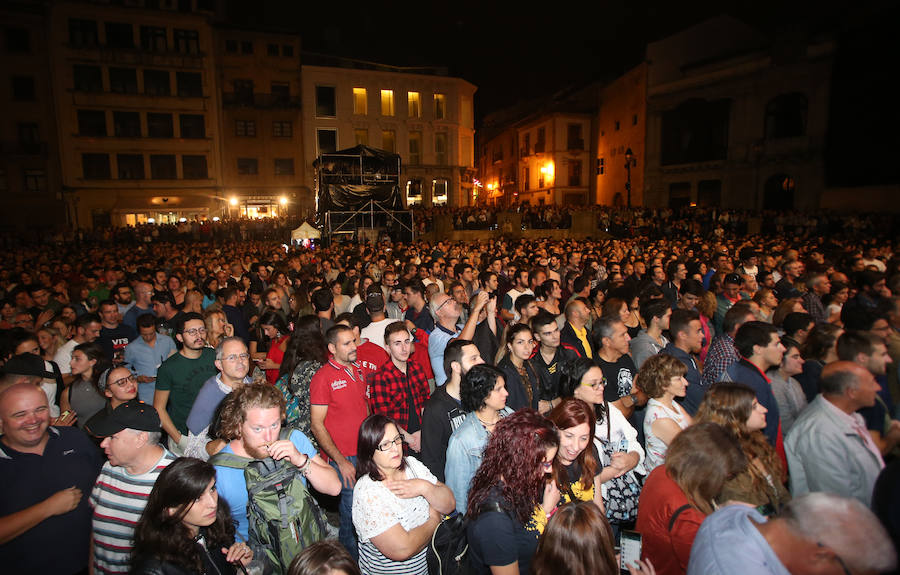 El grupo vallisoletano estrenó álbum sobre el escenario de la Catedral mientras que la banda galesa celebró su 40 aniversario