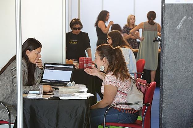 Dos centenares de jóvenes acudieron ayer a la feria de empleo y emprendimiento. 