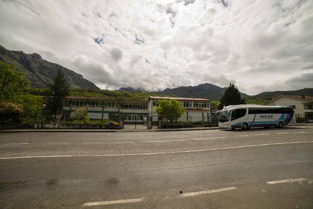 Autobús a las puertas del colegio de Las Arenas. 