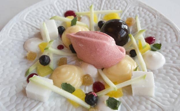 Ensalada de menta con frutas, flan de bergamota, esferas de mousse de chocolate y helado de fresa