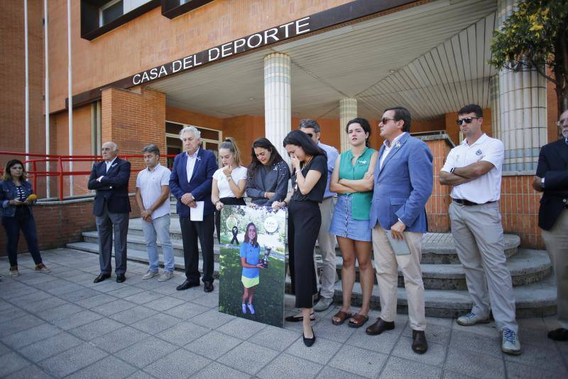 Una amplia representación de la gran familia del golf asturiano rindió un emocionado recuerdo a Celia Barquín, asesinada mientras se entrenaba en el campo de la Universidad de Iowa State