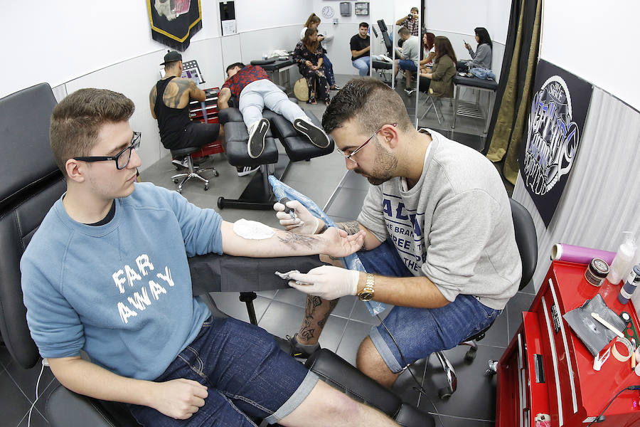 Dany Séptimo y su equipo no pararon de atender a las personas que se pasaron por su local Séptimo Arte Tatto, de La Calzada, en donde han hecho su trabajo de manera gratuita