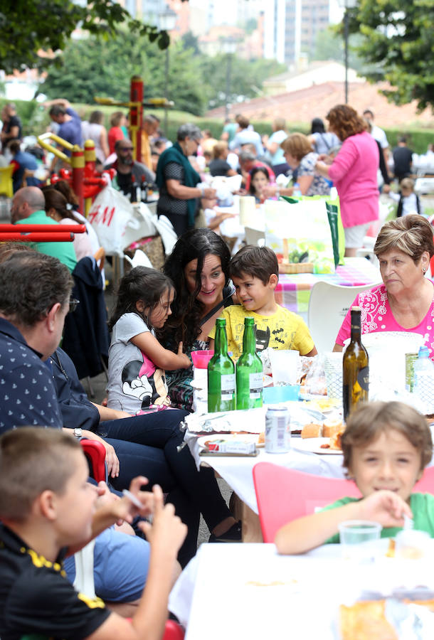 La plaza de España acoge el reparto de los 2.200 bollos entre otros tantos socios de la Sociedad Ovetense de Festejos (SOF)