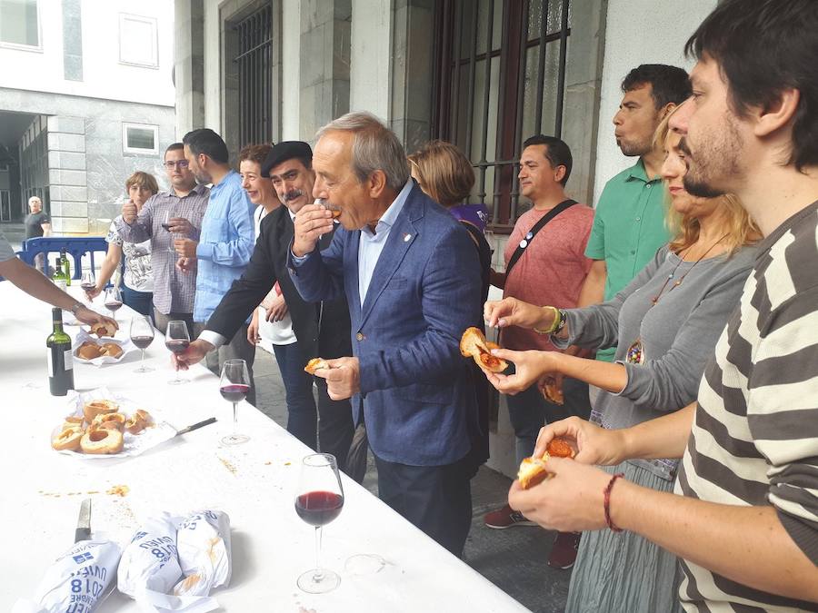 La plaza de España acoge el reparto de los 2.200 bollos entre otros tantos socios de la Sociedad Ovetense de Festejos (SOF)