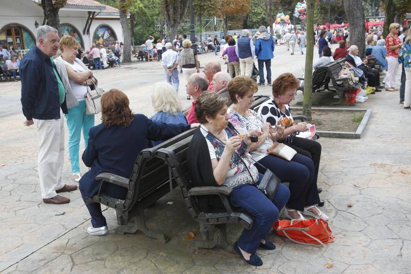 La plaza de España acoge el reparto de los 2.200 bollos entre otros tantos socios de la Sociedad Ovetense de Festejos (SOF)