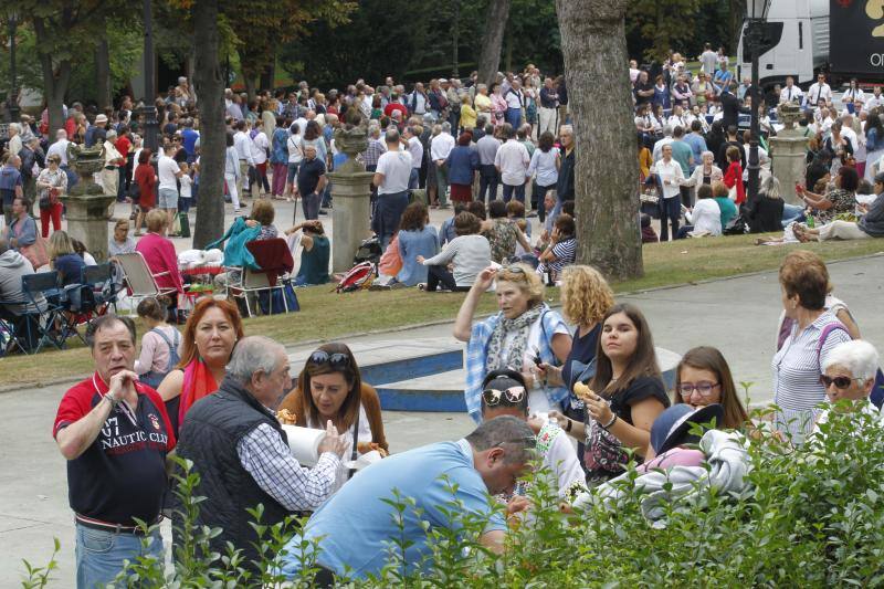 La plaza de España acoge el reparto de los 2.200 bollos entre otros tantos socios de la Sociedad Ovetense de Festejos (SOF)