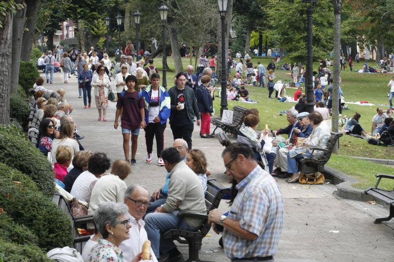 La plaza de España acoge el reparto de los 2.200 bollos entre otros tantos socios de la Sociedad Ovetense de Festejos (SOF)