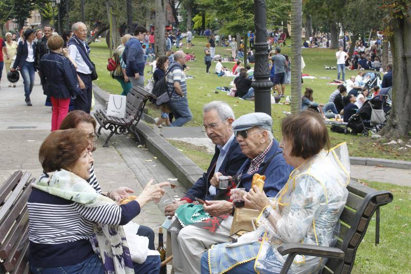 La plaza de España acoge el reparto de los 2.200 bollos entre otros tantos socios de la Sociedad Ovetense de Festejos (SOF)