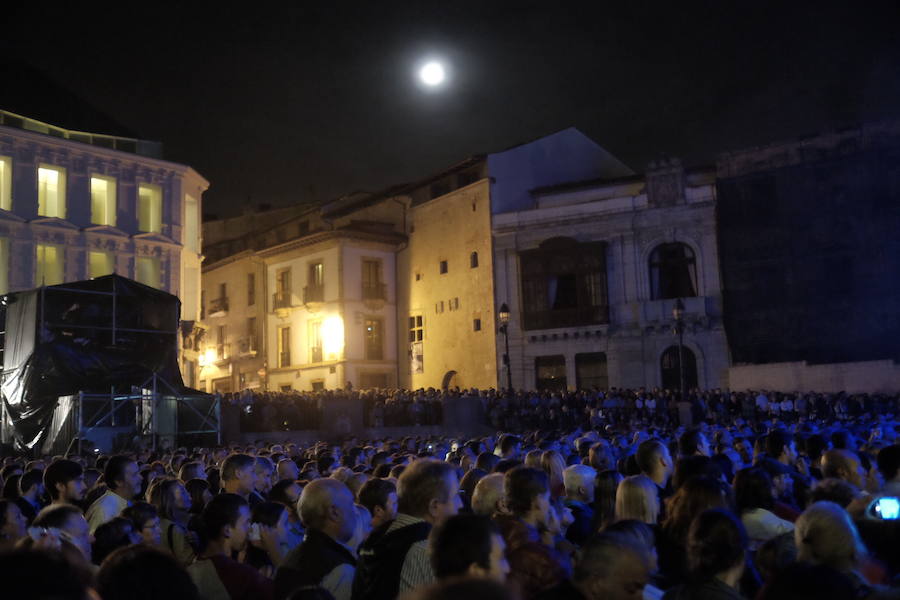 La banda interpretó sus clásicos en la Catedral e hizo vibrar y bailar al público por San Mateo