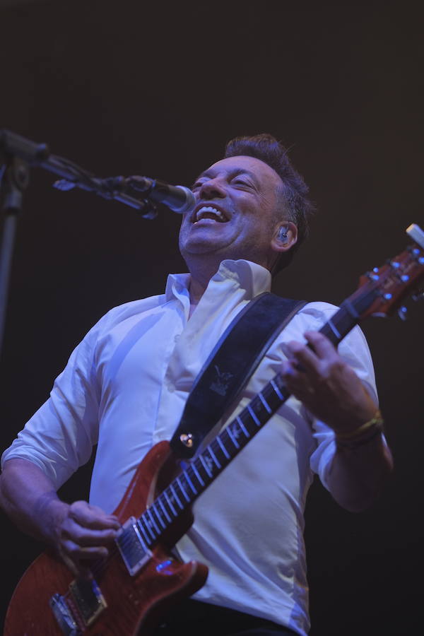 La banda interpretó sus clásicos en la Catedral e hizo vibrar y bailar al público por San Mateo