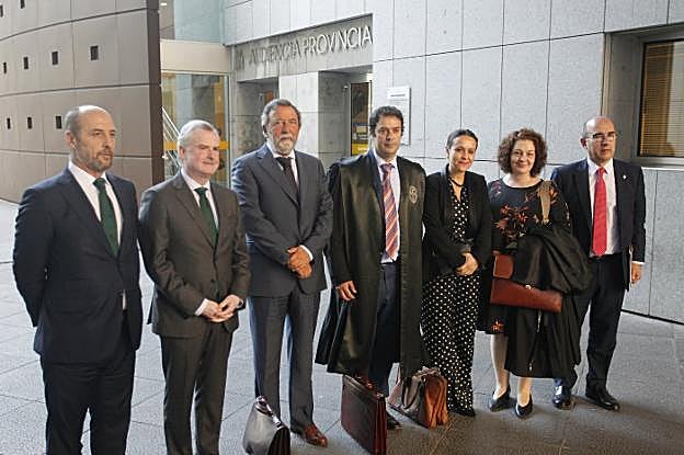 La junta de gobierno del Colegio de Abogados de Oviedo arropó a René Alperi (en el centro) y a Sara Álvarez (segunda por la derecha). Pelayo Mijares, el secretario, segundo por la izquierda. 