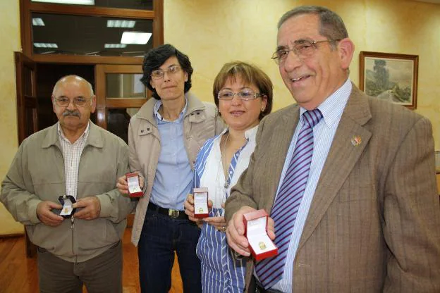 Alberto León, en la imagen junto a Cintia Mántaras, recibió la insignia de oro del concejo en 2011, año en que abandonó la política. 