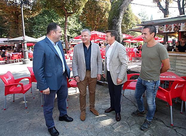 Carlos Paniceres, Belarmino Feito, José Luis Álvarez Almeida y David González Codón durante la visita que hicieron ayer a las casetas del Bombé. 