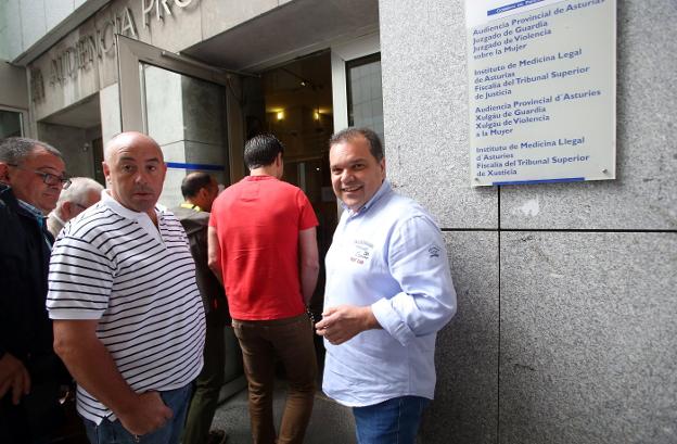 José Luis Alperi, secretario general del SOMA, junto a otros directivos del sindicato antes de declarar como testigo en el juicio oral. 