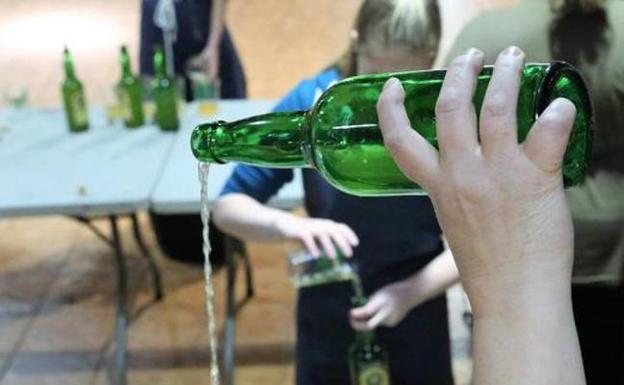 Una empresa gallega reta a Asturias y seguirá usando la botella de sidra