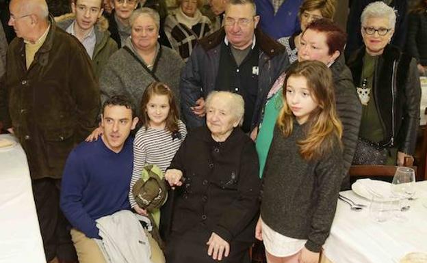 Guillermina Mier, en el centro, el día de su cien cumpleaños, celebrado en enero junto a amigos y familiares.