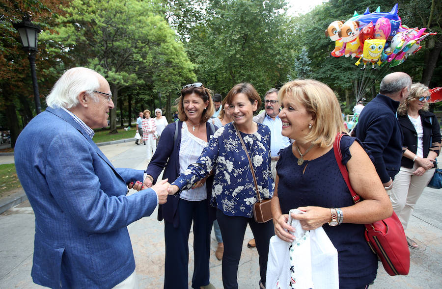 Wenceslao López, Ana Taboada, Roberto Suárez Ramos 'Rivi' compartieron bolly y vino. Por su parte, Carmen Moriyón junto a Carolina Morilla y Camino Guitérrez también recorrió las calles festivas de Oviedo.
