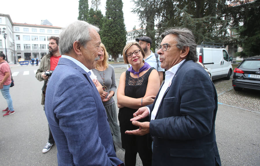 Wenceslao López, Ana Taboada, Roberto Suárez Ramos 'Rivi' compartieron bolly y vino. Por su parte, Carmen Moriyón junto a Carolina Morilla y Camino Guitérrez también recorrió las calles festivas de Oviedo.