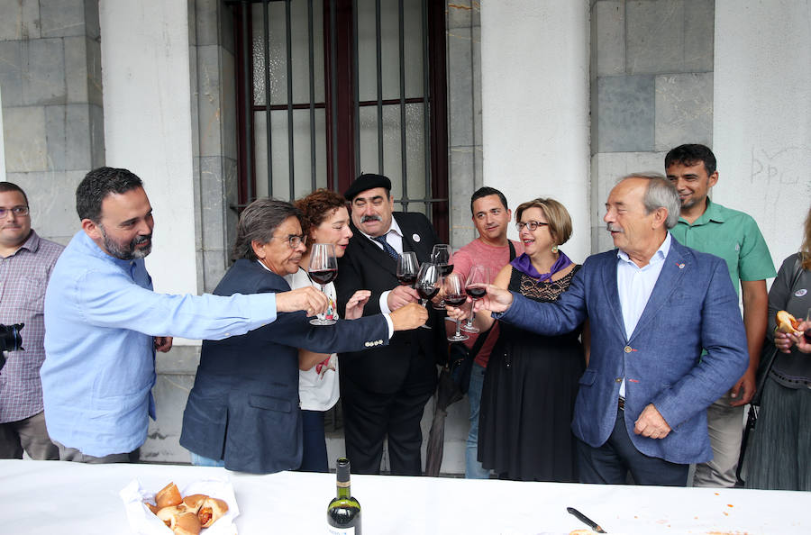 Wenceslao López, Ana Taboada, Roberto Suárez Ramos 'Rivi' compartieron bolly y vino. Por su parte, Carmen Moriyón junto a Carolina Morilla y Camino Guitérrez también recorrió las calles festivas de Oviedo.