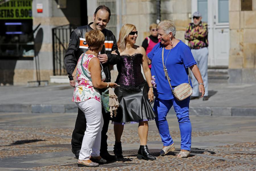 El Consistorio fue escenario de un enlace poco habitual. Los novios y los invitados, amantes de las motos, acudieron a la ceremonia vestidos de cuero. Un 'dress code' poco habitual que no restó elegancia a la ceremonia. 