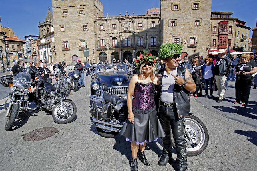 El Consistorio fue escenario de un enlace poco habitual. Los novios y los invitados, amantes de las motos, acudieron a la ceremonia vestidos de cuero. Un 'dress code' poco habitual que no restó elegancia a la ceremonia. 