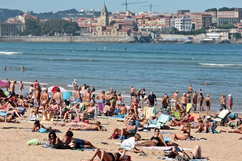 El buen tiempo ha sido el protagonista este sábado y ha invitado a numerosas personas a disfrutar de la playa.