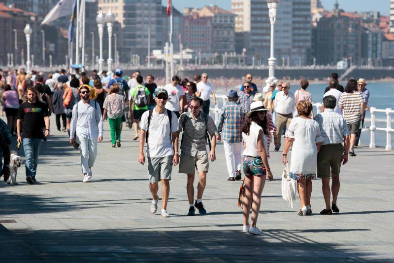 El buen tiempo ha sido el protagonista este sábado y ha invitado a numerosas personas a disfrutar de la playa.