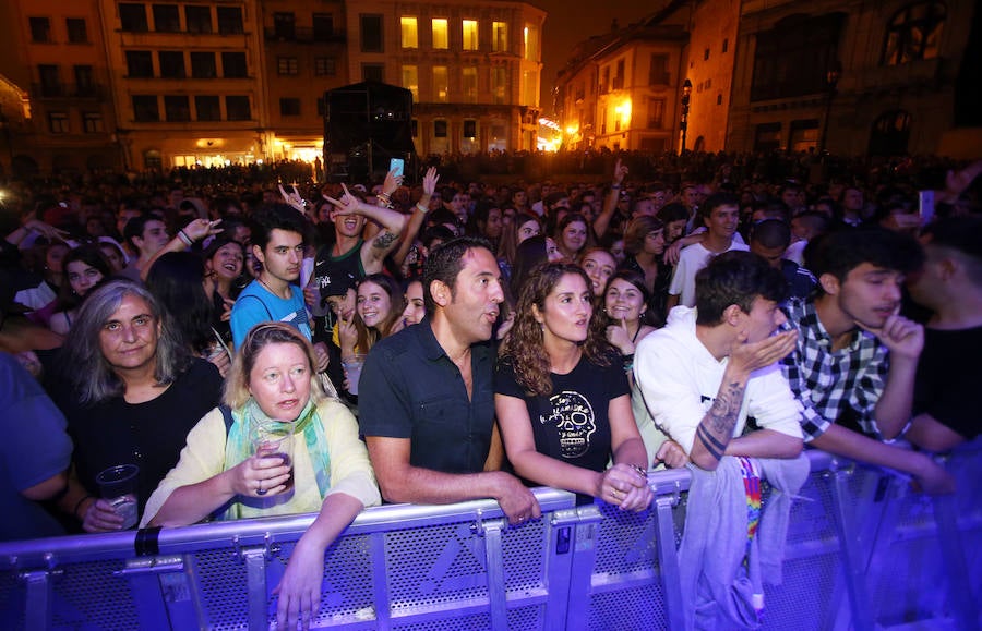 El cantante asturiano llenó la plaza de la Catedral en la presentación de 'Violética' y los clásicos de los setenta fueron los protagonistas en El Bombé.