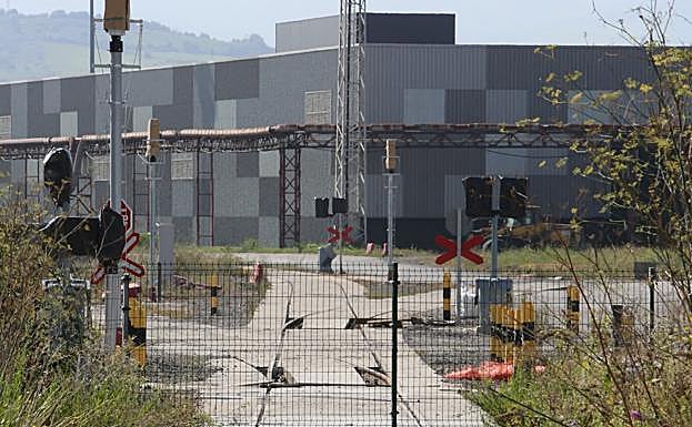 Obras de señalización de paso a nivel y de construcción de un bypass en el muelle de Arcelor. 