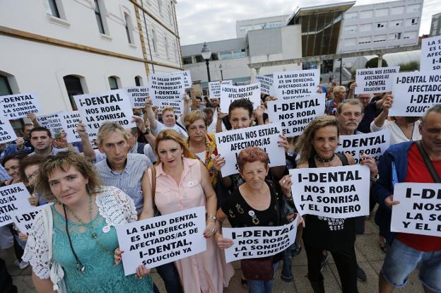 Una de las numerosas protestas de los afectados por el cierre de iDental. 