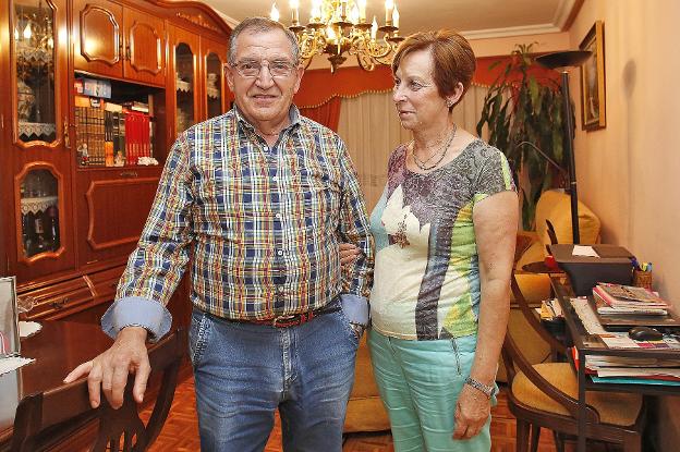 Justo y su mujer, Carmen, en el salón de su casa en Gijón. 