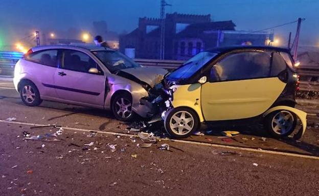 Un conductor choca con dos vehículos estacionados en Colloto