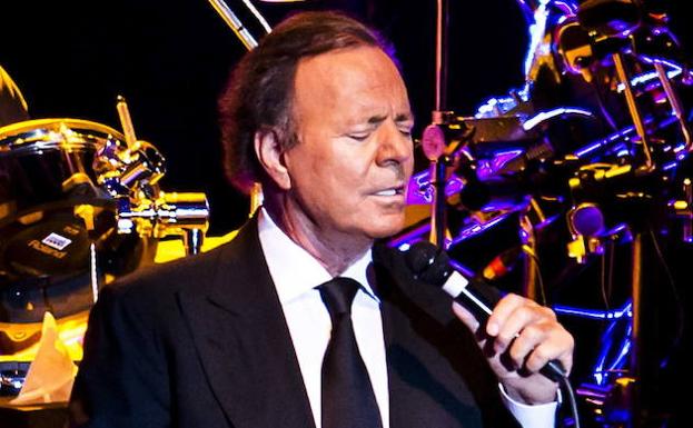 Julio Iglesias, durante uno de sus últimos conciertos.