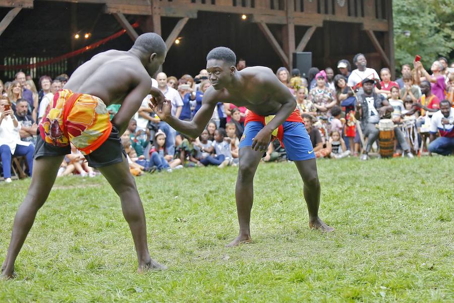 La XI Fiesta Intercultural llenó el espacio de danzas, degustaciones y moda.