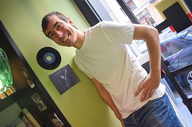 Francisco Nixon, en una imagen tomada en una librería del barrio madrileño de Ópera. 